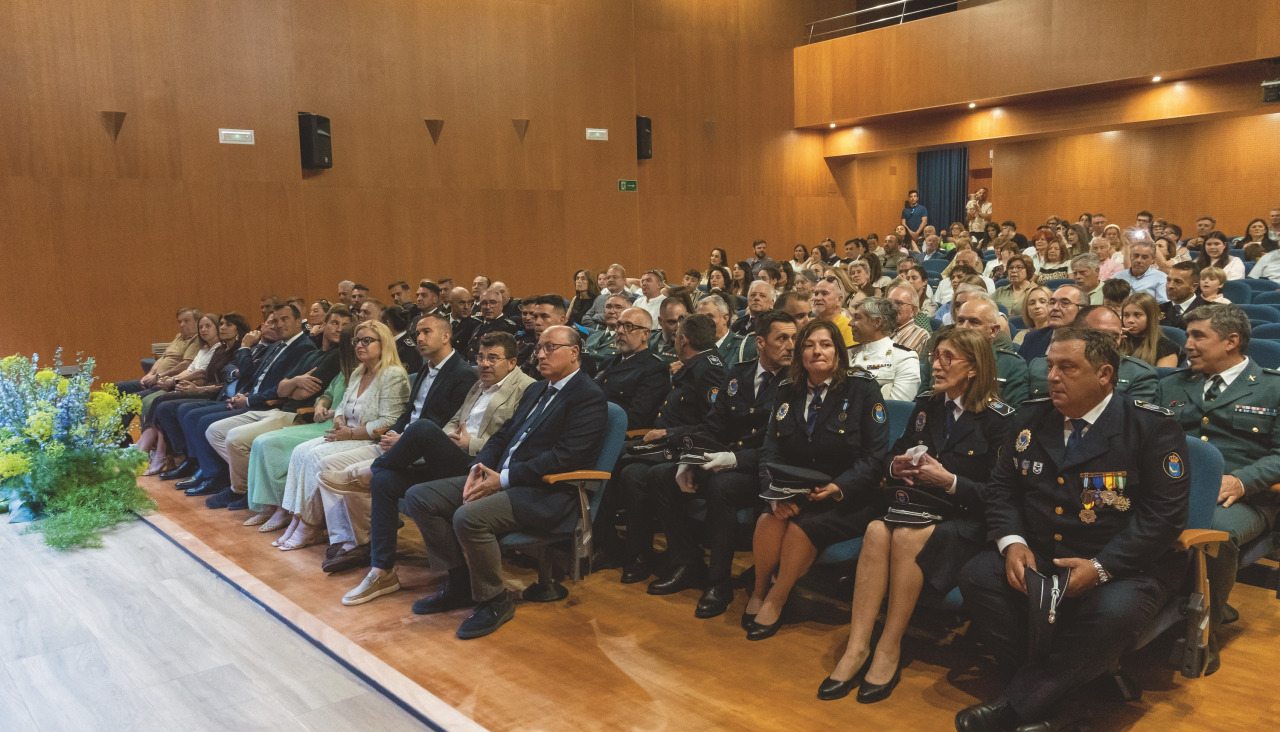 Los presentes en el acto en el Emilia Pardo Bazán