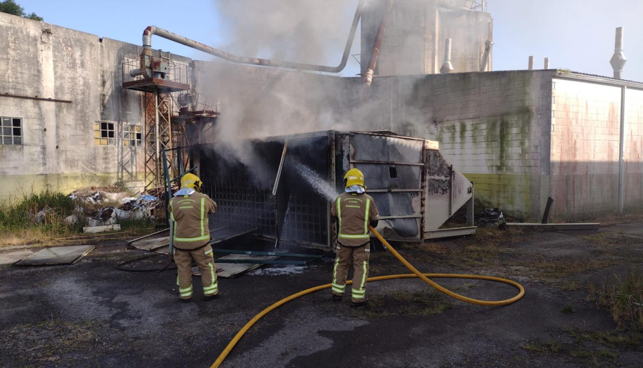 Efectivos de los bomberos de Boiro y Riberia durante el operativo
