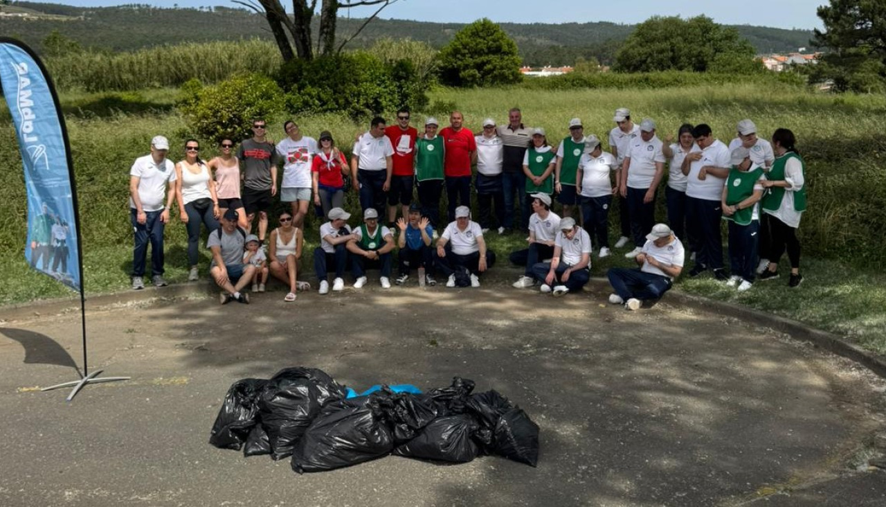 Participantes en la limpieza del arenal urbano