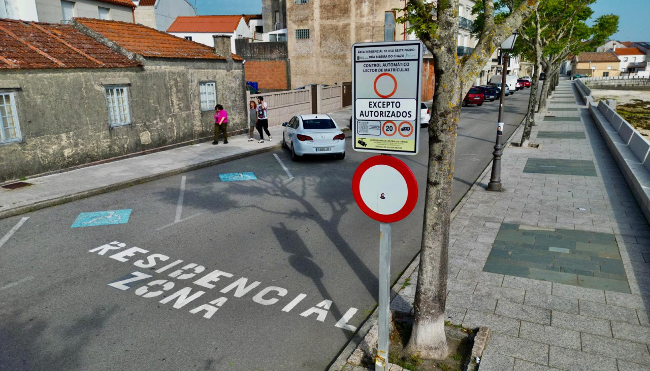 Las nuevas marcas viales, junto a la señalización vertical original