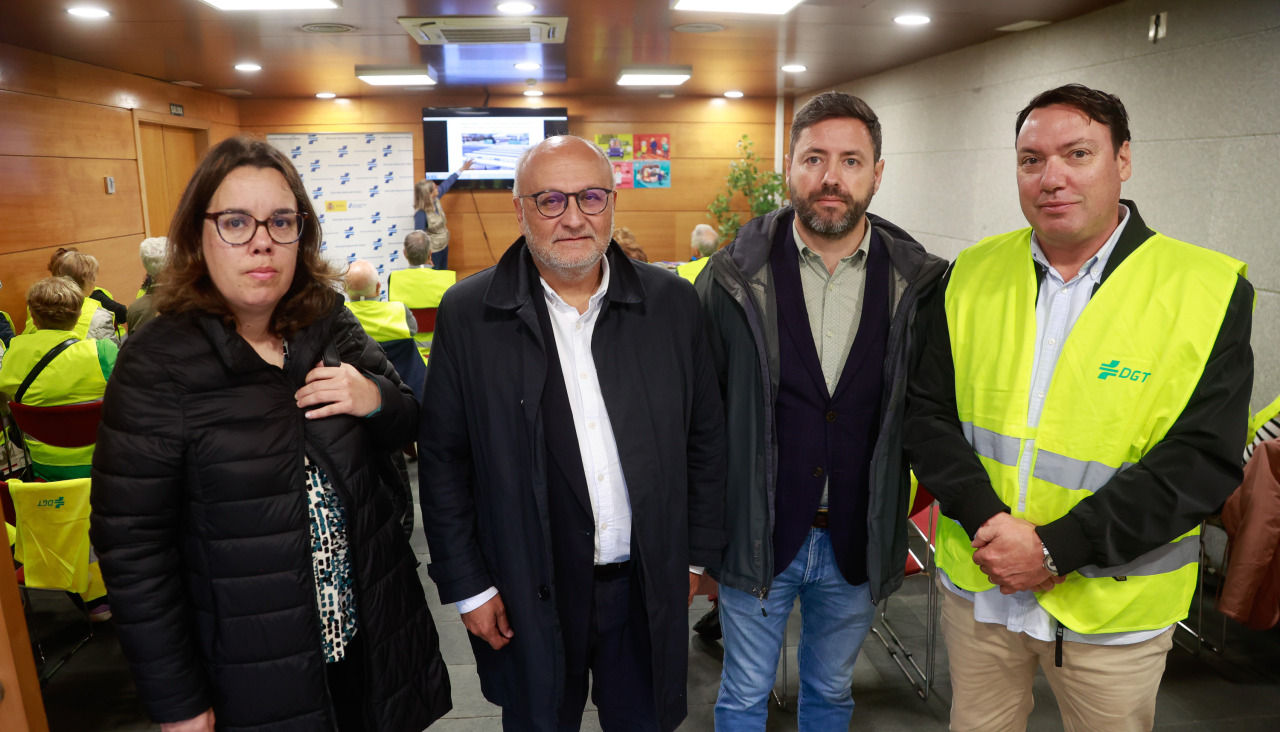 Abel Losada, en el centro al lado del alcalde, durante una reciente campaña de seguridad vial en Cambados