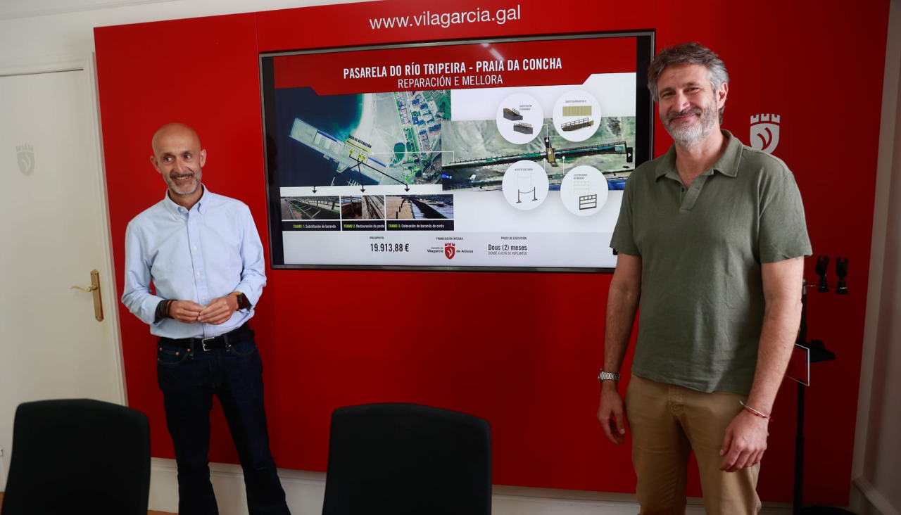 El alcalde de Vilagarcía, Alberto Varela, y el concejal de Turismo, Álvaro Carou, en la presentación de la obra