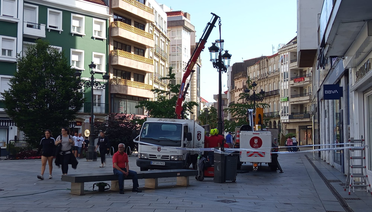Reparación de las farolas instaladas en la Praza de Galicia