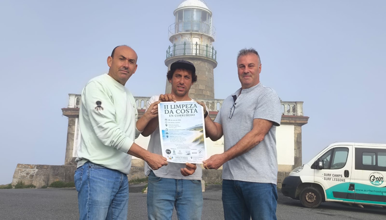 Los ediles presentando el cartel de la iniciativa