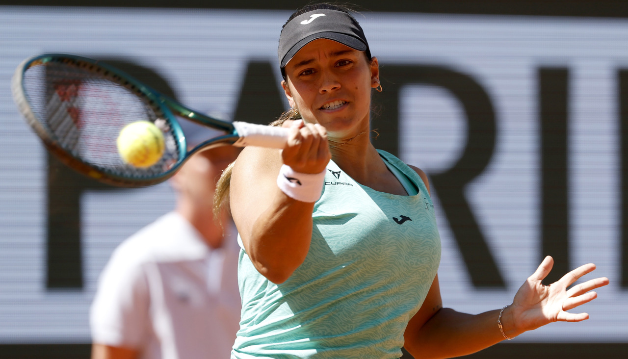 Paris (France), 26/05/2026.- Jessica Bouzas Maneiro of Spain hits a forehand during her Women's 1st round match against Aryna Sabalenka of Belarus at the French Open Grand Slam tennis tournament at Roland Garros in Paris, France, 26 May 2026. (Tenis, Abierto, Bielorrusia, Francia, España) EFE/EPA/YOAN VALAT