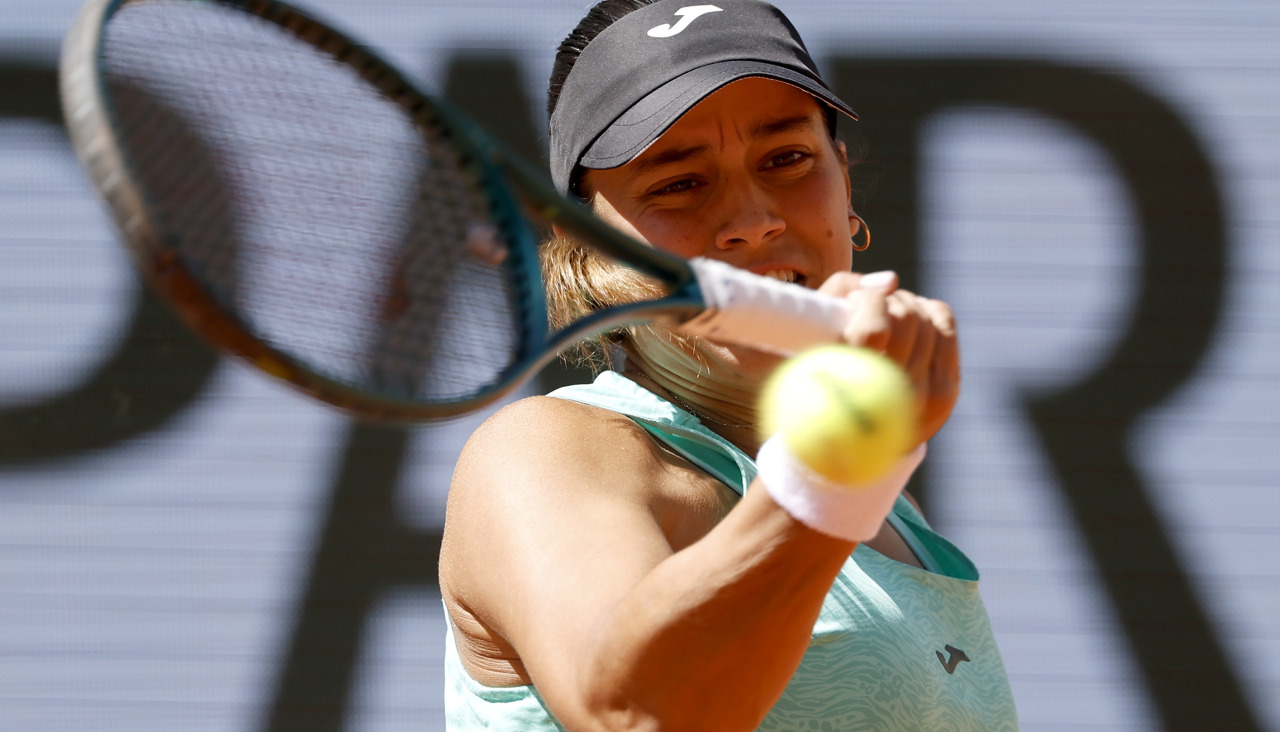 Paris (France), 26/05/2026.- Jessica Bouzas Maneiro of Spain hits a forehand during her Women's 1st round match against Aryna Sabalenka of Belarus at the French Open Grand Slam tennis tournament at Roland Garros in Paris, France, 26 May 2026. (Tenis, Abierto, Bielorrusia, Francia, España) EFE/EPA/YOAN VALAT