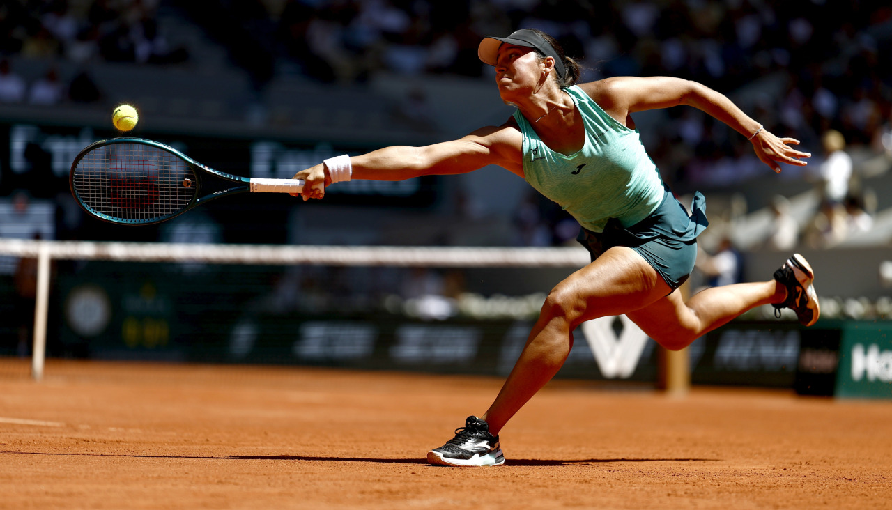 Paris (France), 26/05/2026.- Jessica Bouzas Maneiro of Spain hits a backhand during her Women's 1st round match against Aryna Sabalenka of Belarus at the French Open Grand Slam tennis tournament at Roland Garros in Paris, France, 26 May (Tenis, Abierto, Bielorrusia, Francia, España) EFE/EPA/YOAN VALAT