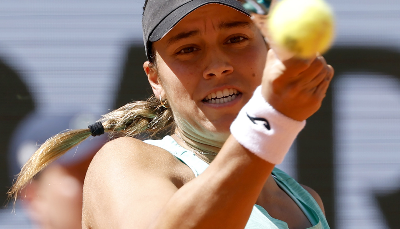 Paris (France), 26/05/2026.- Jessica Bouzas Maneiro of Spain hits a forehand during her Women's 1st round match against Aryna Sabalenka of Belarus at the French Open Grand Slam tennis tournament at Roland Garros in Paris, France, 26 May 2026. (Tenis, Abierto, Bielorrusia, Francia, España) EFE/EPA/YOAN VALAT