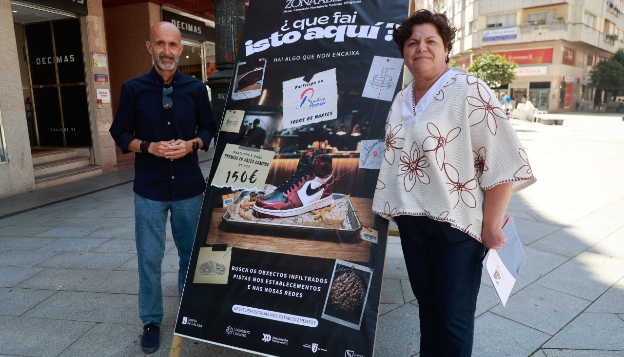 El concejal, Álvaro Carou, y la presidenta de Zona Aberta, Rocío Louzán, en la presentación de la nueva campaña