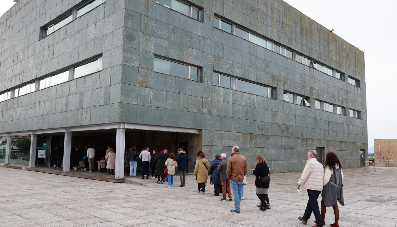 Cola para acceder a un recital en el auditorio de Vilagarcía