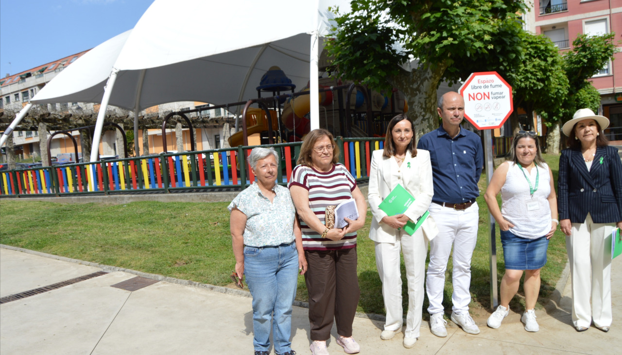 Representantes de la AECC, Renacer y del Ayuntamiento ribeirense escenificaron la colaboración para habilitar un espacio sin humo en el parque de Abesadas