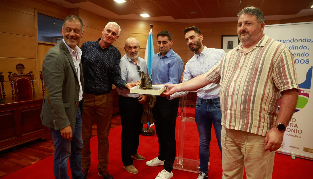 O edil Liso González, realizou un recoñecemento pola labor cultural da cooperativa