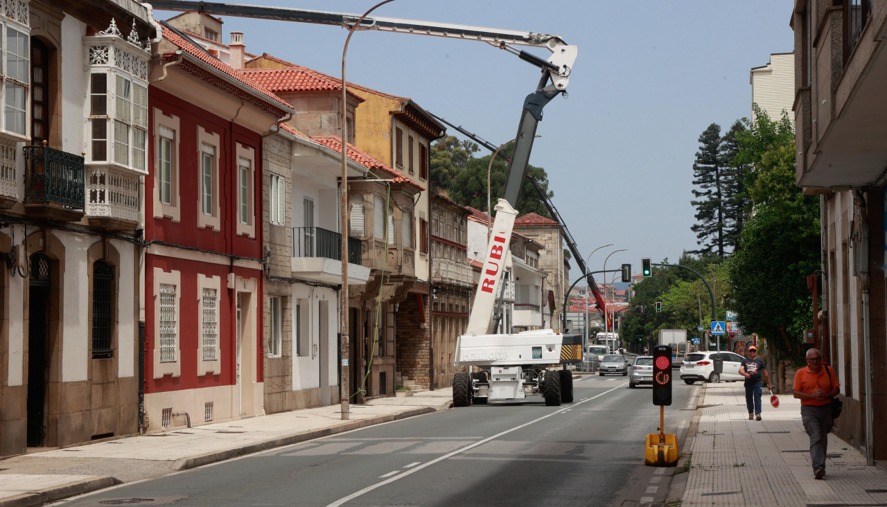 La grúa que interrumpe el tráfico en la Avenida Rosalía de Castro