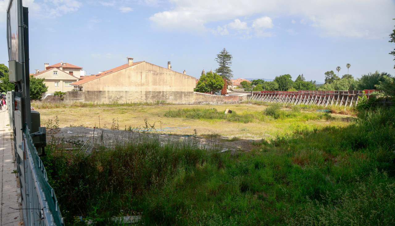 La parcela de Valle-Inclán permanecía ayer todavía sin movimiento de maquinaria alguno