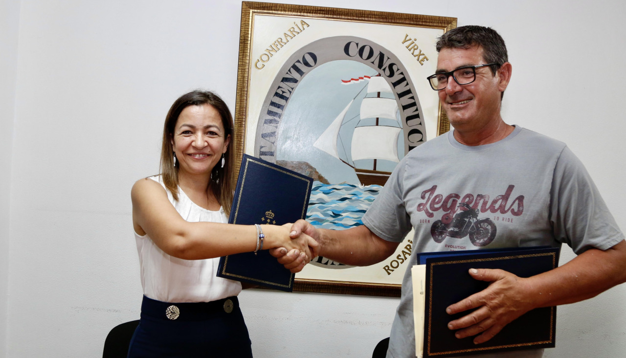 La conselleira de Mar, Marta Villaverde, y el patrón mayor de Vilaxoán, Joaquín Santos