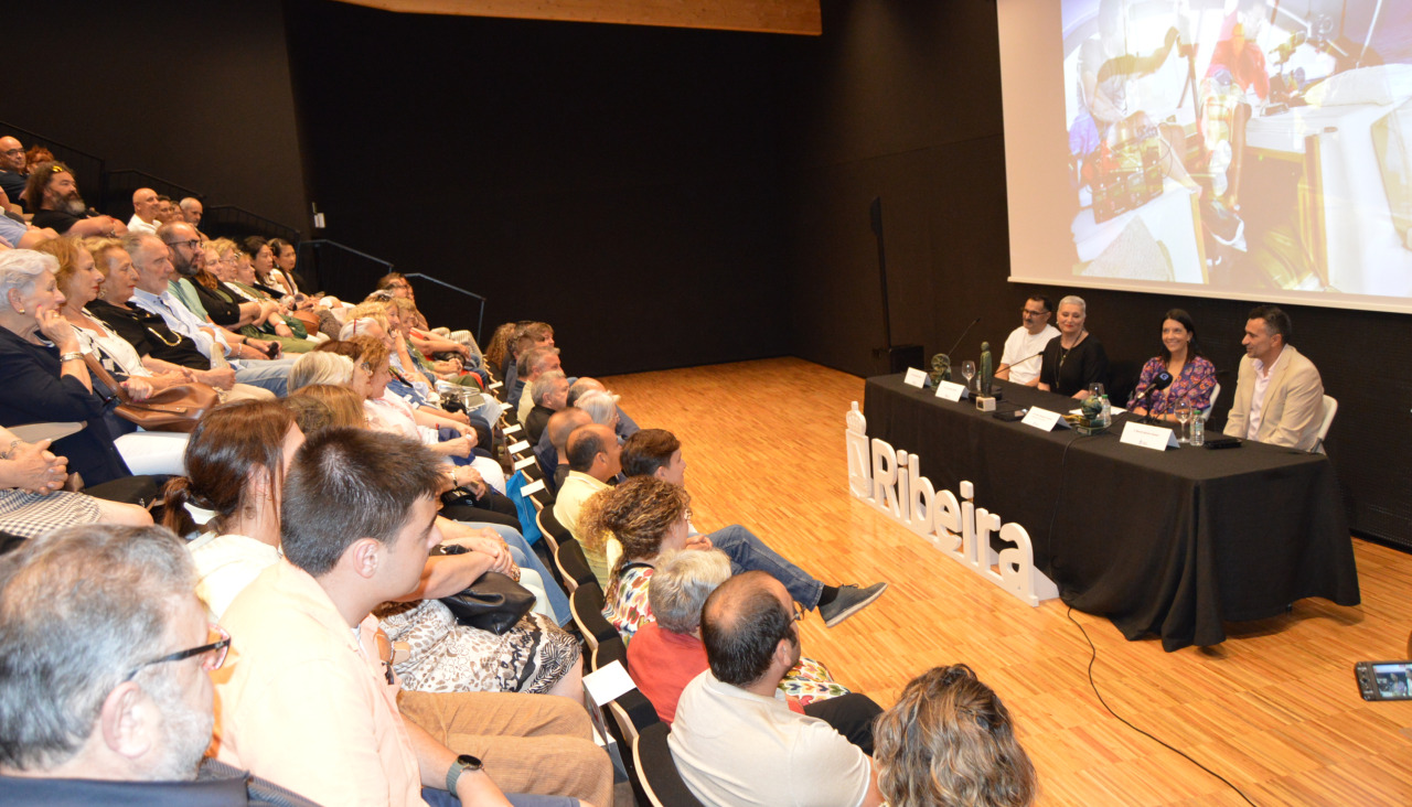 La sala polivalente del auditorio municipal ribeirense estuvo repleta para presenciar el acto en reconocimiento de los hermanos Iglesias Vázquez