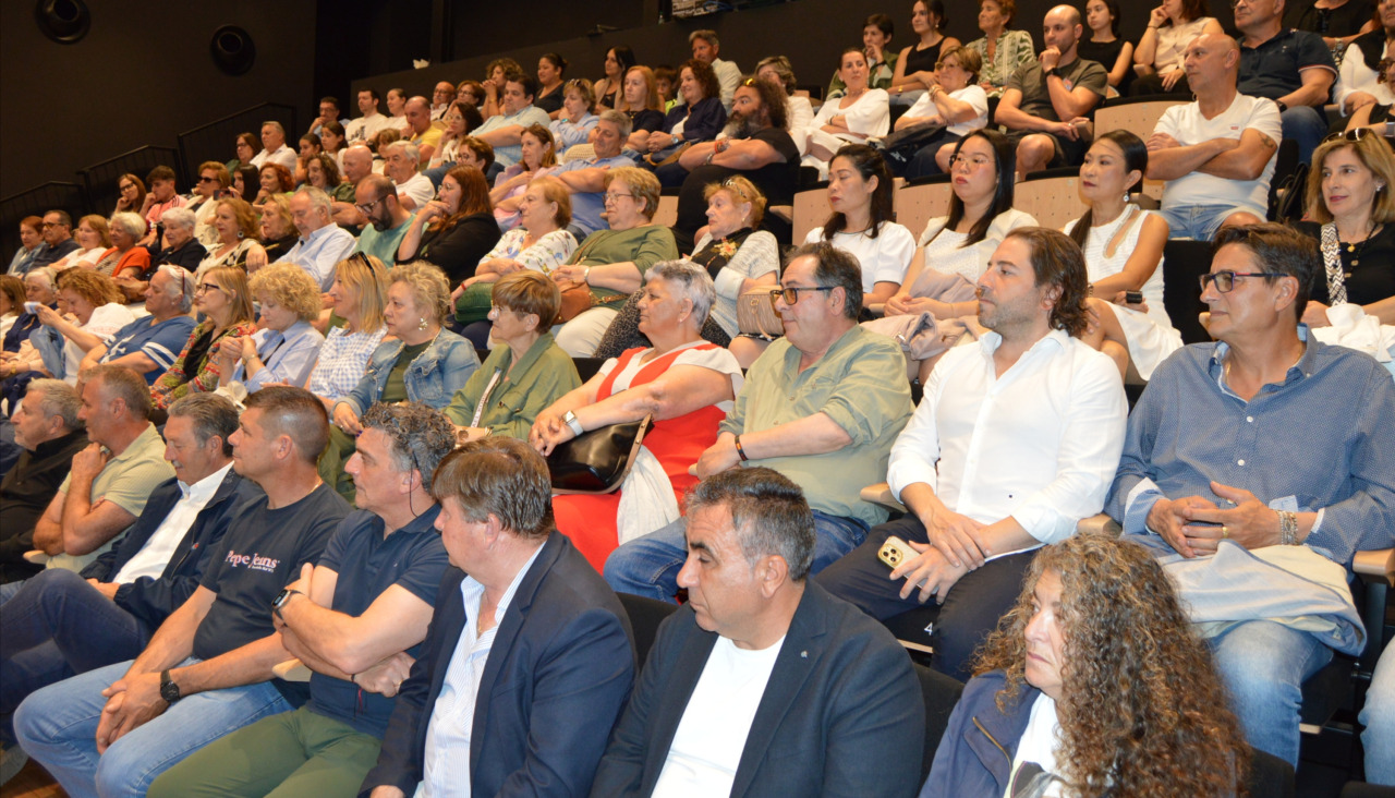 La sala polivalente del auditorio municipal ribeirense estuvo repleta para presenciar el acto en reconocimiento de los hermanos Iglesias Vázquez