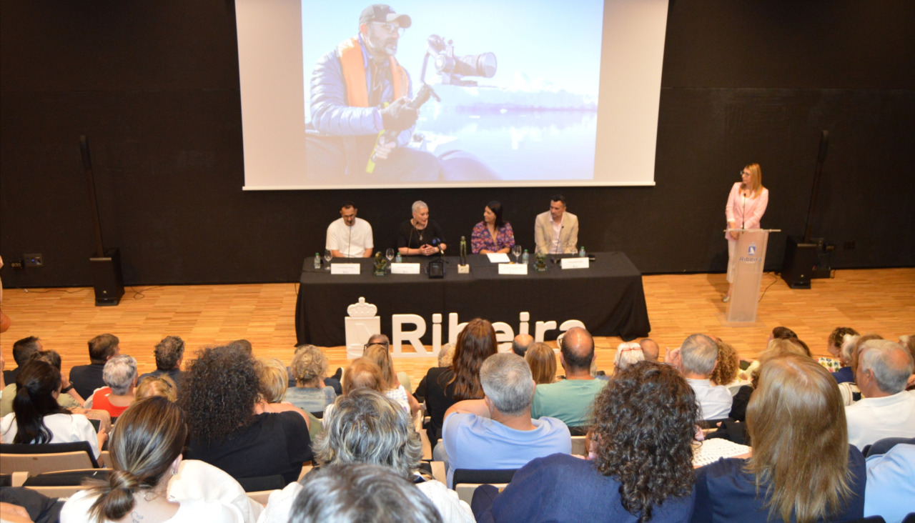 Las butacas de la sala polivalente del auditorio municipal de Ribeira estuvieron repletas de público para seguir el acto de reconocimiento a los hermanos Iglesias Vázquez