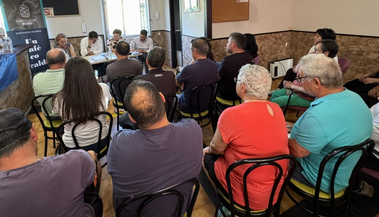 La última sesión de los encuentros 'Un café co alcalde' tuvo lugar en el centro social de Cures, donde se acometerá una obra de mejora de eficiencia energética