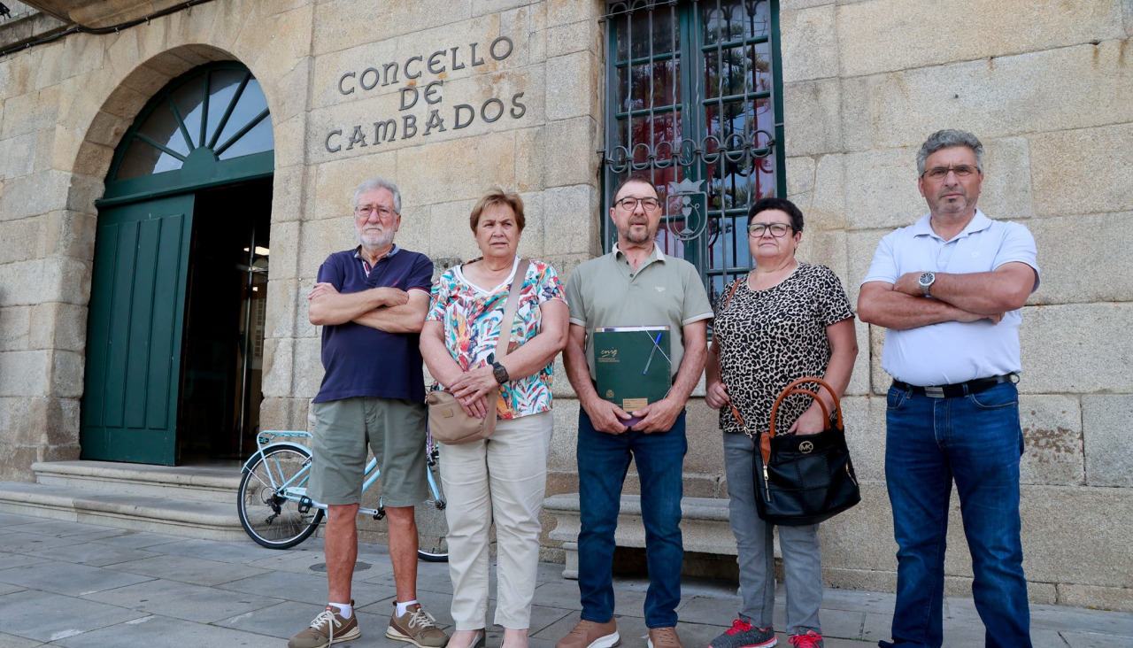 Algunos de los vecinos demandantes presentaron las firmas recogidas en el Concello | Algunos de los vecinos demandantes presentaron las firmas recogidas en el Concello