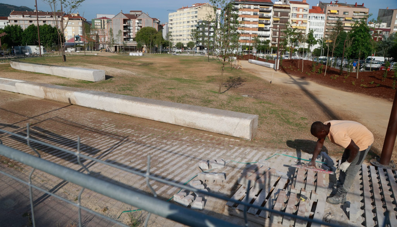 Obras en la nueva zona verde de O Ramal