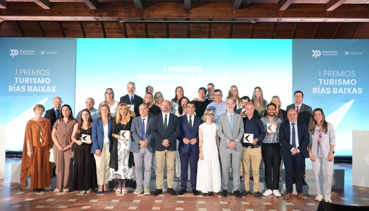 Foto de familia de las autoridades y los representantes de las diferentes empresas y personas galardonadas con la primera edición de los Premios Turismo Rías Baixas