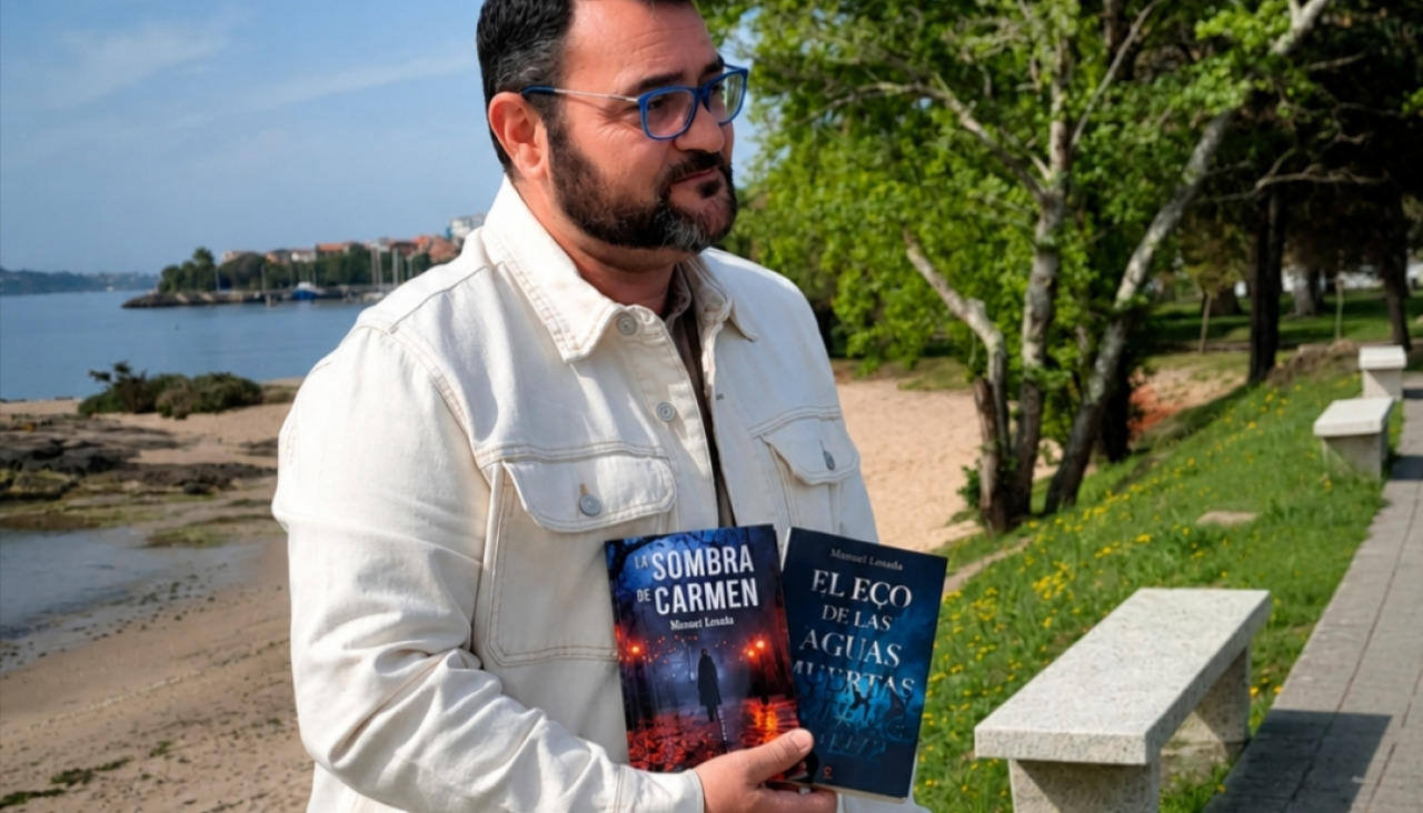 Manuel Losada muestra alguna de sus obras literarias, entre las que figura 'La sombra de Carmen'
