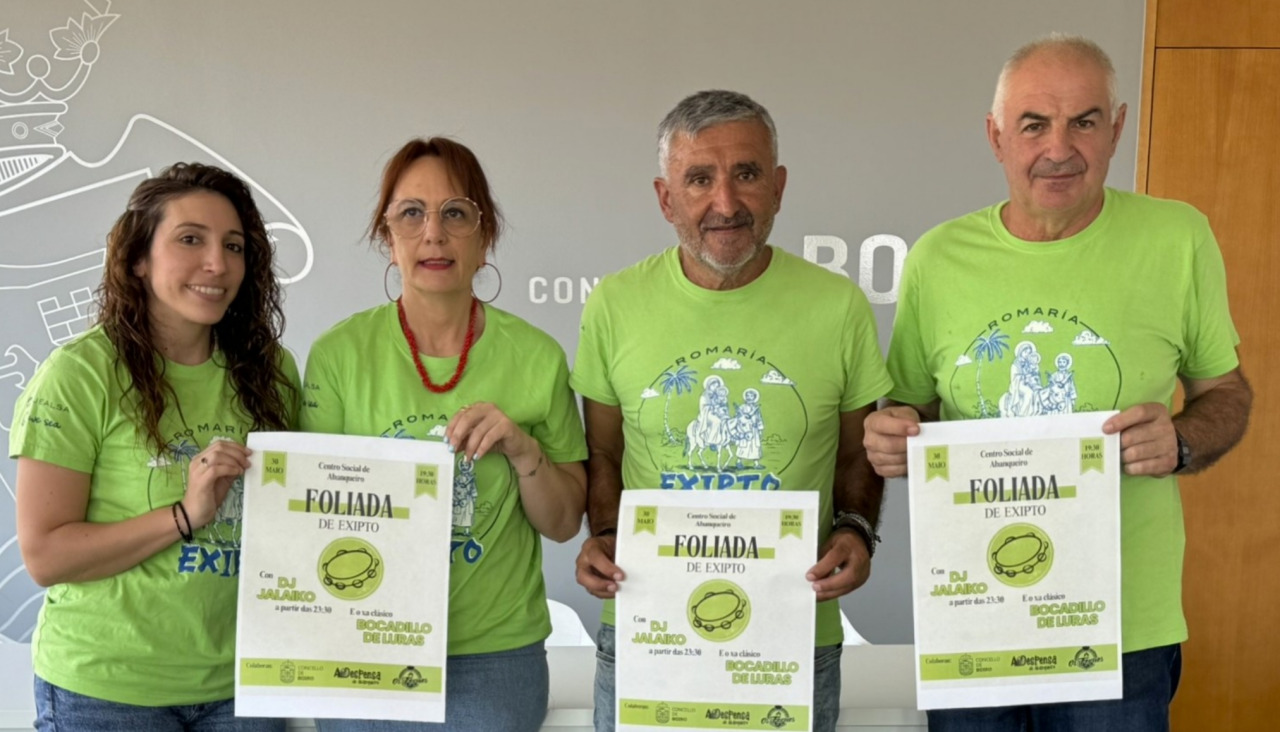 Organizadores y colaboradores exhibieron carteles del evento durante la presentación de las actividades