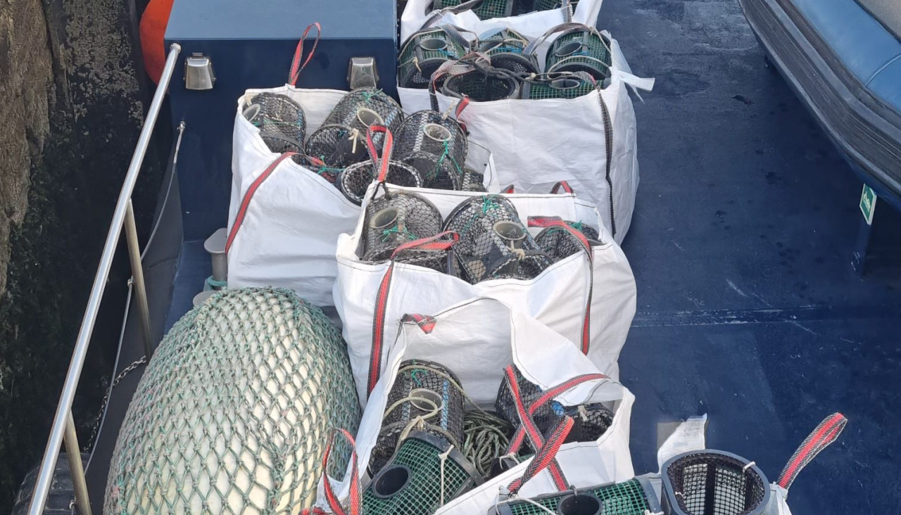 Aparejos de pesca retirados por Gardacostas en la Ría de Arousa