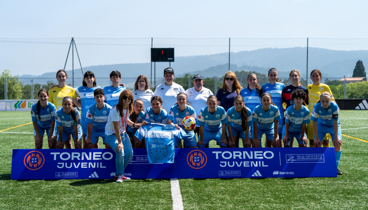 Las jugadoras del Atlético Vilallonga posan con Raquel Martínez, directora del CEIP Cruceiro, cuyo alumnado disfutó en la grada del torneo, y exjugadora de Primera División