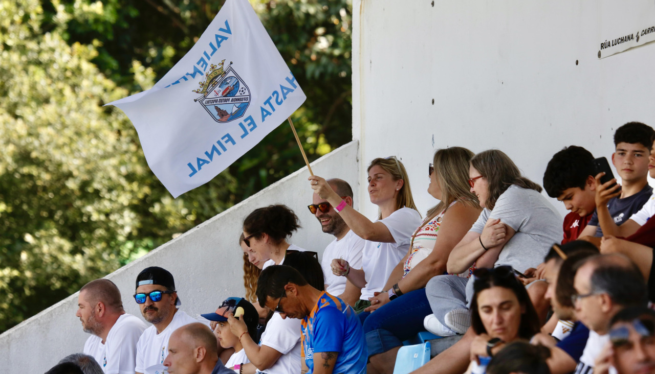 Muy buen ambiente en las gradas de Vilaxoán en el torneo alevín femenino RC Soccer Cup
