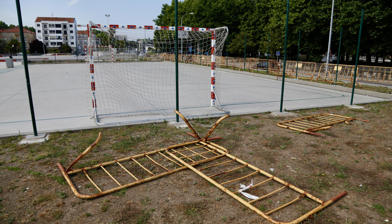 Vallas caídas campo de fútbol del parque O Cavadelo