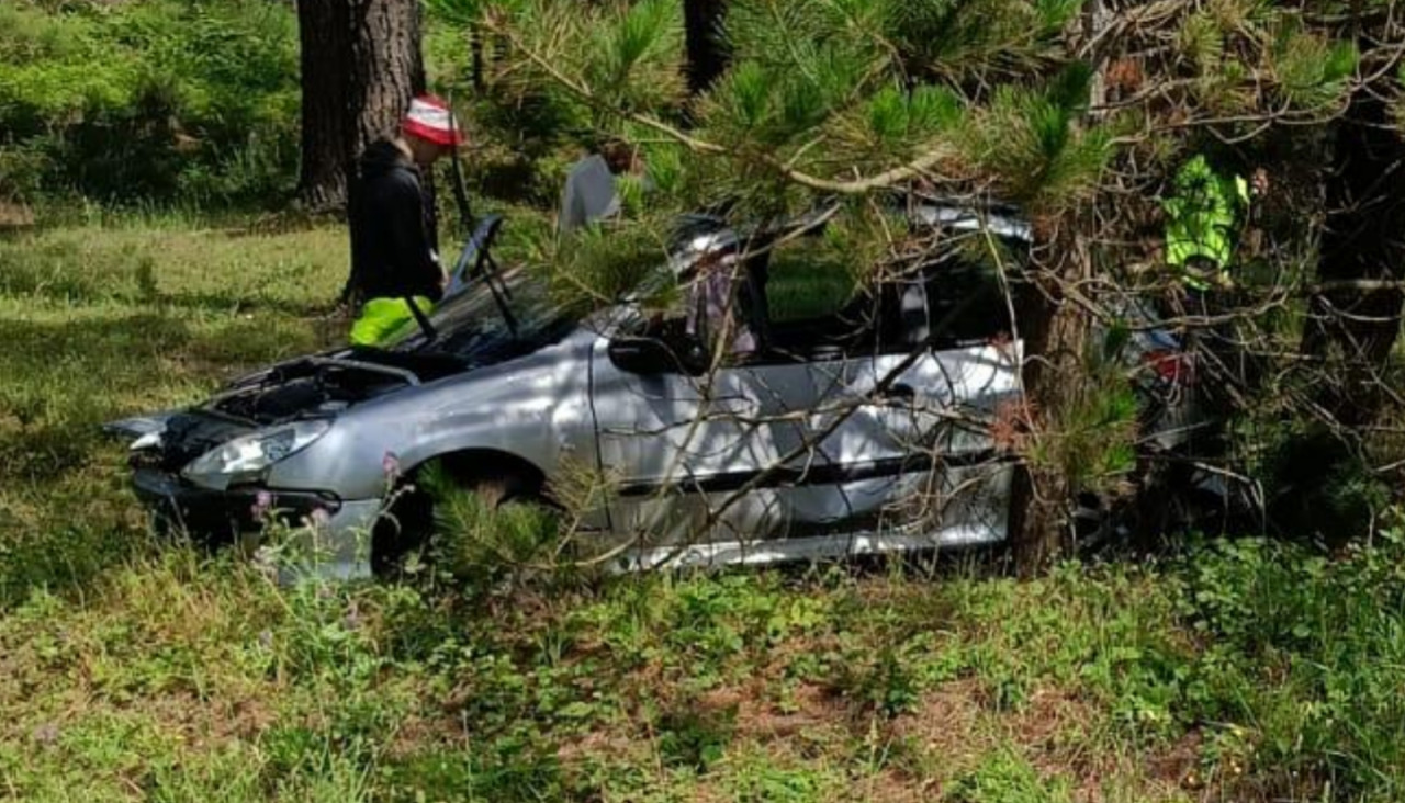 El Peugeot acabó apoyado sobre sus cuatro ruedas después de dar una vuelta de campana tras salirse de la calzada en Couro
