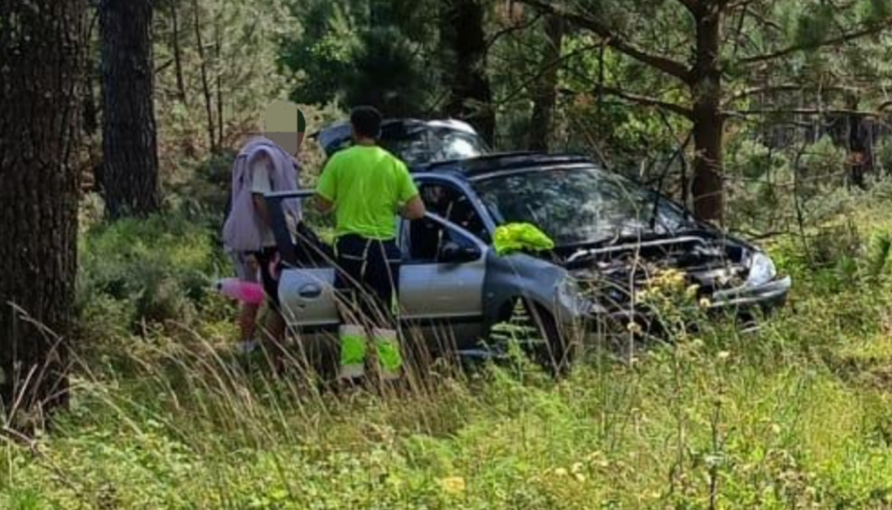 El Peugeot acabó apoyado sobre sus cuatro ruedas después de dar una vuelta de campana tras salirse de la calzada en Couro
