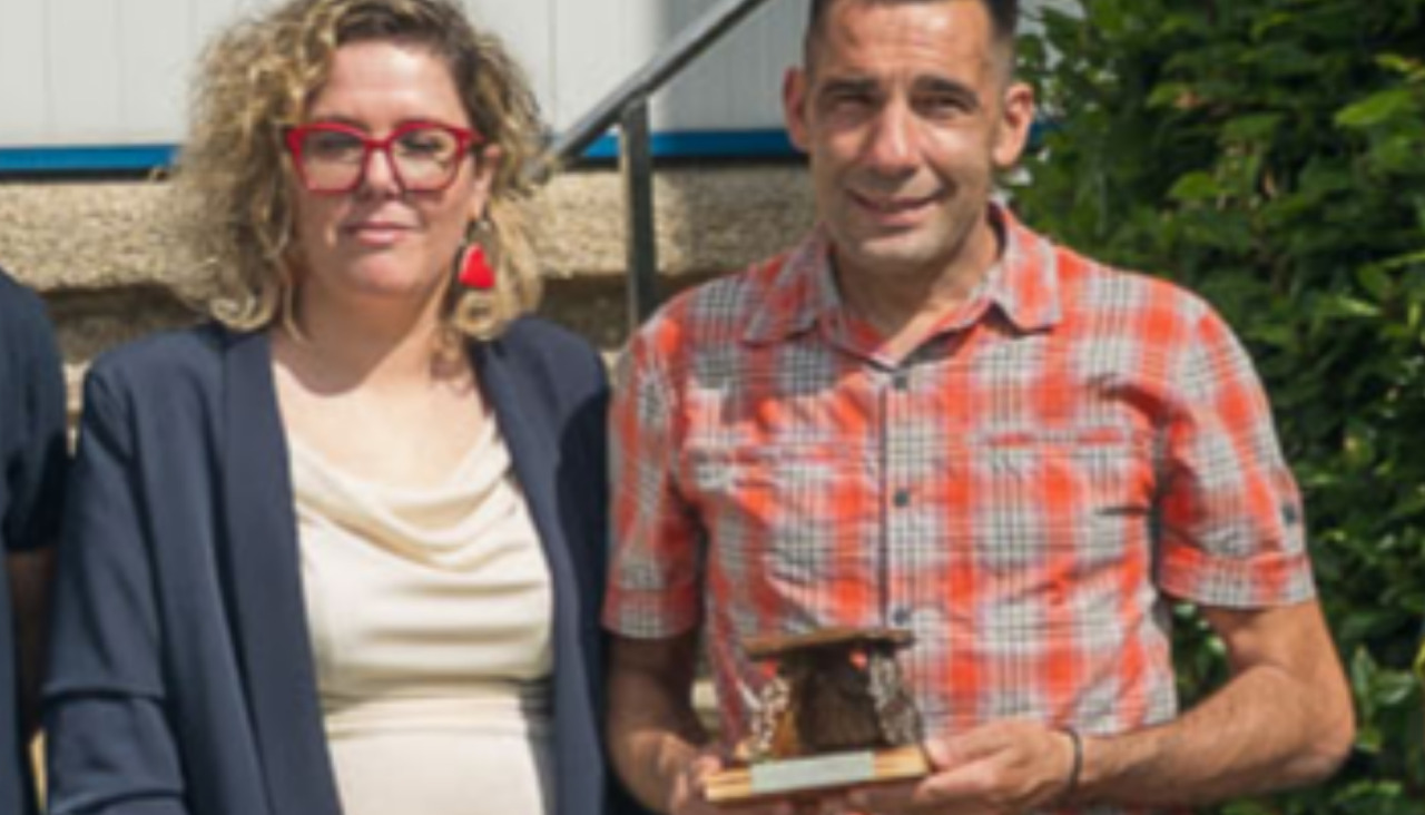 El ribeirense Abraham Benítex, muy implicado con las causas solidarias en el ámbito deportivo, entregó la reproducción en piedra que hizo del dolmen de Axeitos a la ganadora del sorteo de la andaina, Keila Mariño Lorenzo