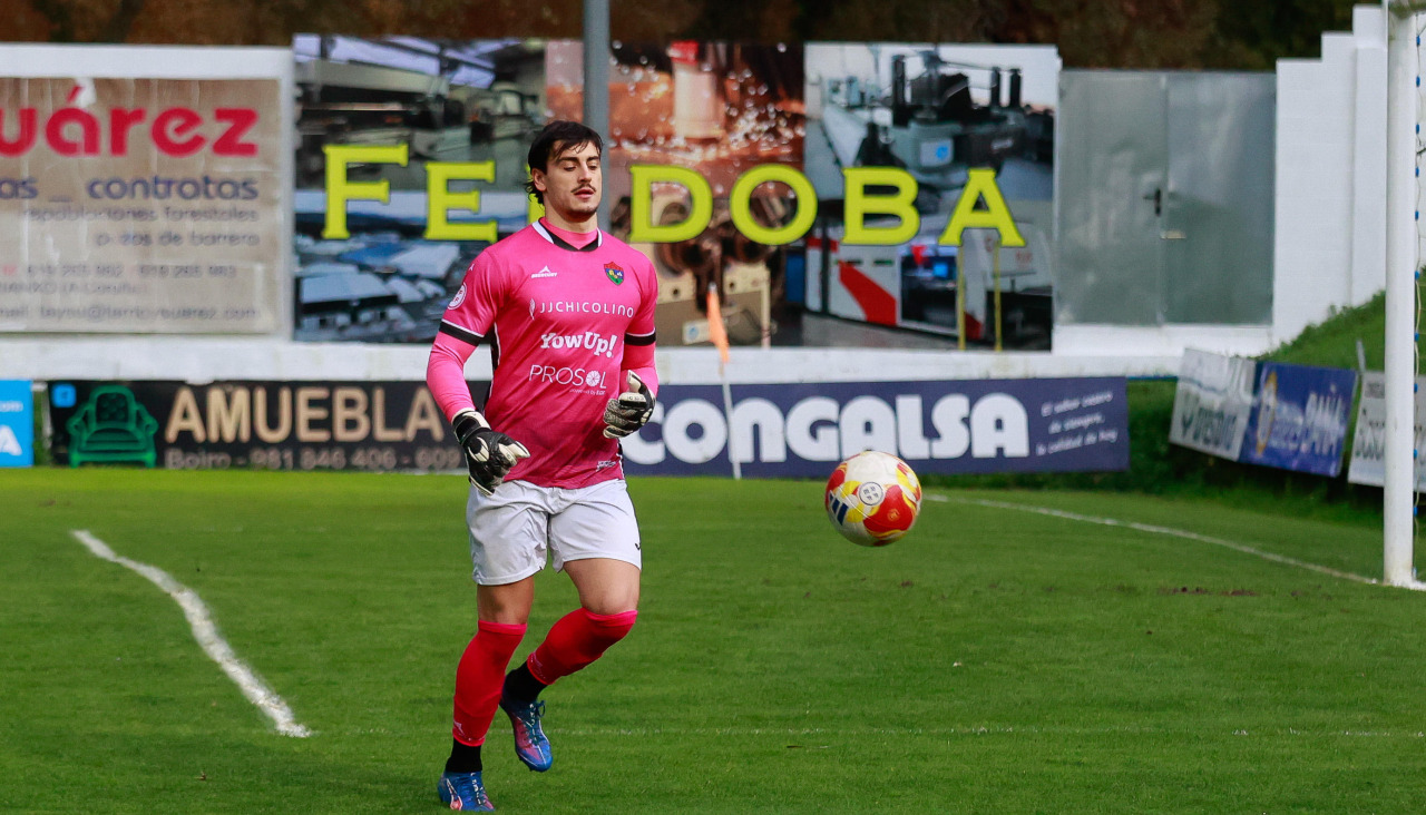 El portero santiagués Borja Rey cumplirá su tercera temporada en el CD Boiro