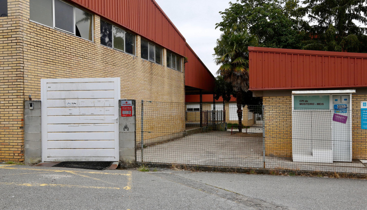 El proyecto mejorará la entrada y salida al colegio de O Mosteiro, dividiendo el acceso entre la parte delantera y trasera, para separar el tráfico de autobuses de los coches particulares