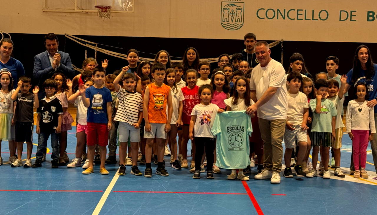 Imagen de uno de los actos de la clausura de las XXXIII Escolas Deportivas Municipais de Boiro que tuvo lugar en el pabellón polideportivo de A Cachada