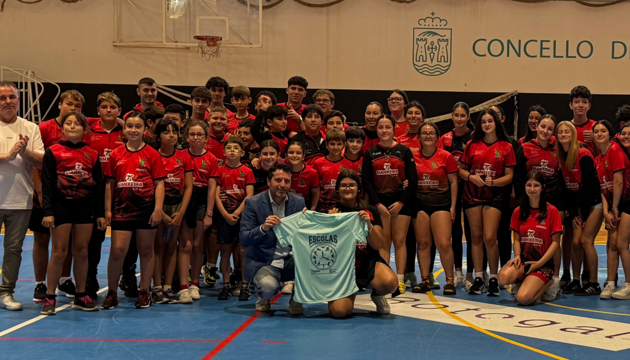 Imagen de uno de los actos de la clausura de las XXXIII Escolas Deportivas Municipais de Boiro que tuvo lugar en el pabellón polideportivo de A Cachada