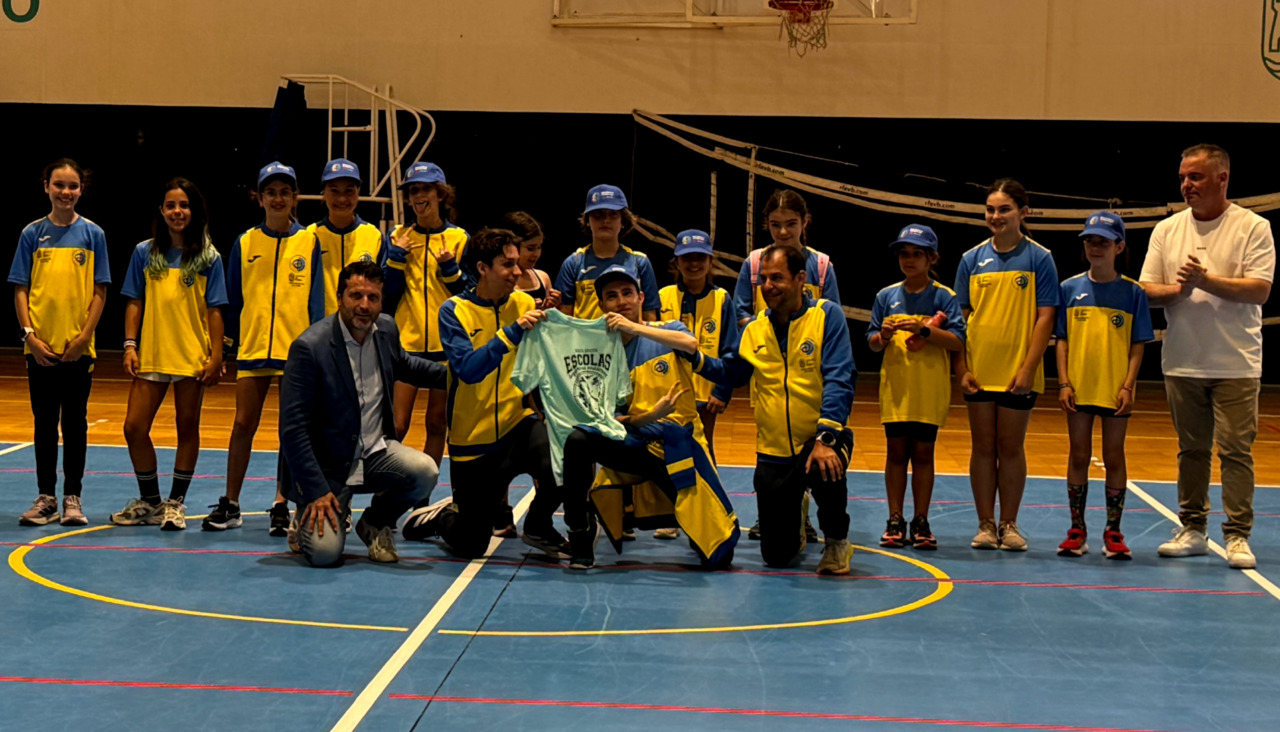 Imagen de uno de los actos de la clausura de las XXXIII Escolas Deportivas Municipais de Boiro que tuvo lugar en el pabellón polideportivo de A Cachada