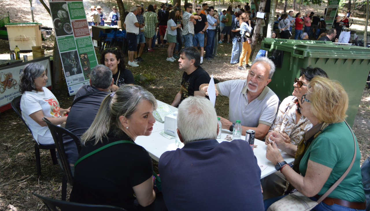 Numerosa gente acudió a disfrutar de la comida en el lugar de Filgueiras, en Taragoña