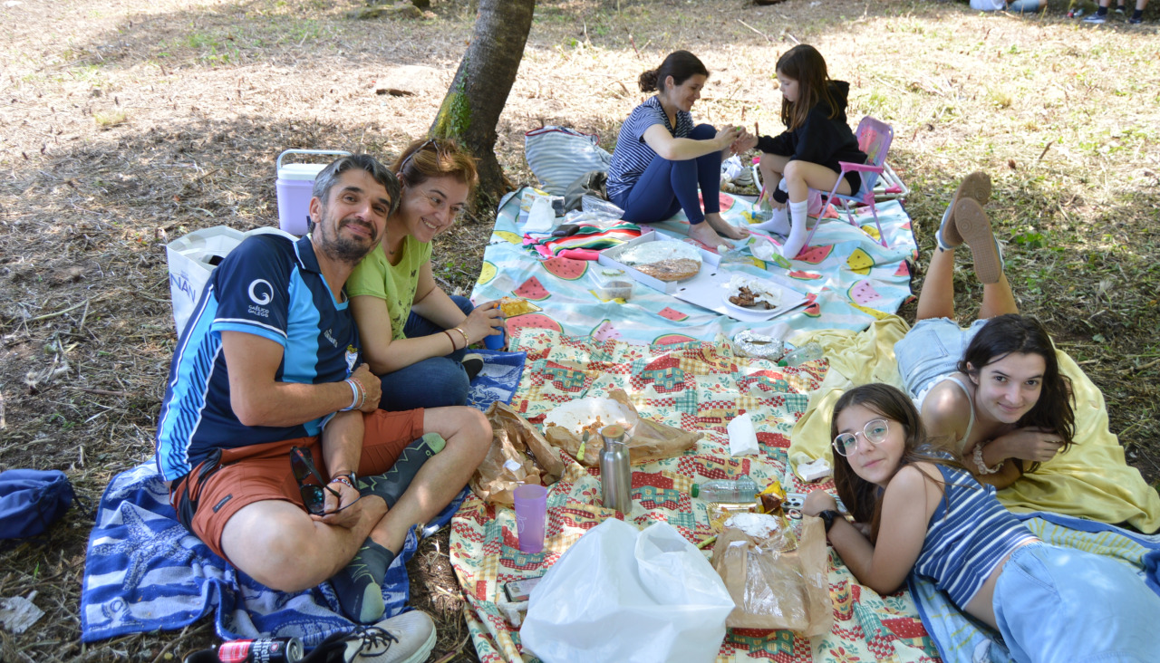 Familias y grupos de amigos acudieron a la romería a disfrutar de una comida de campo