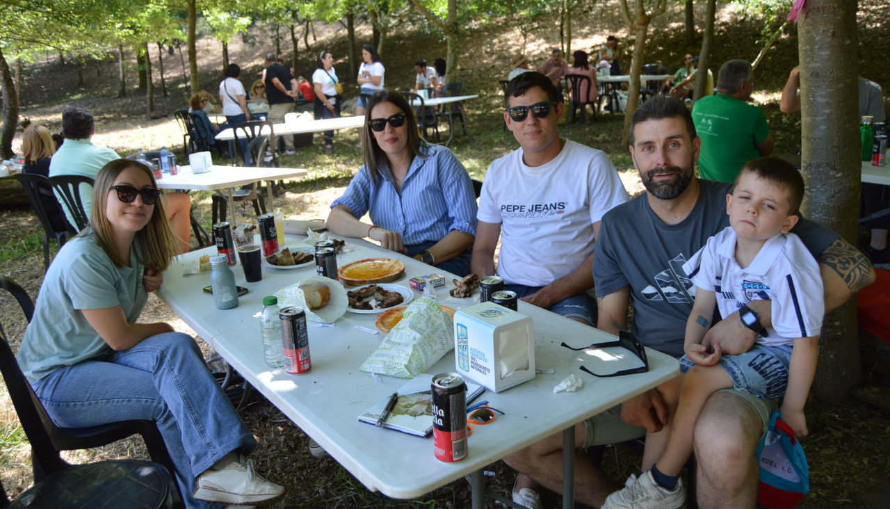 Familias y amigos acudieron a la romería a disfrutar de una comida de campo