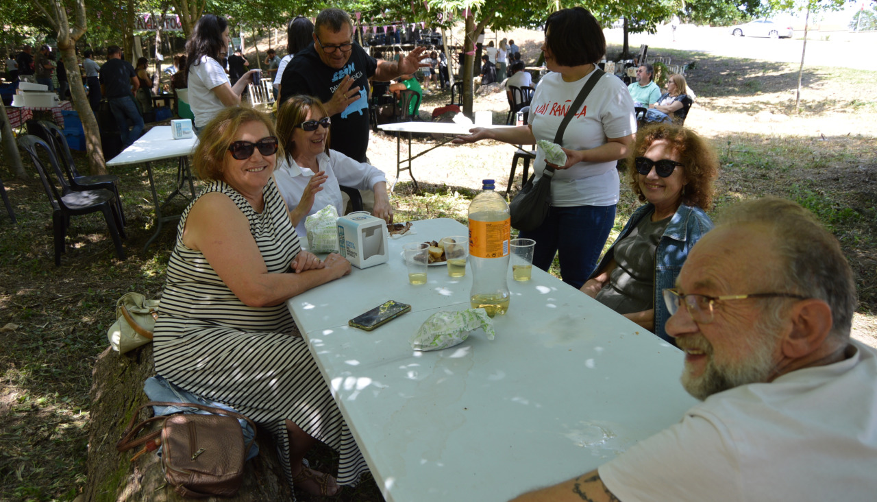 Familias y amigos acudieron a la romería a disfrutar de una comida de campo