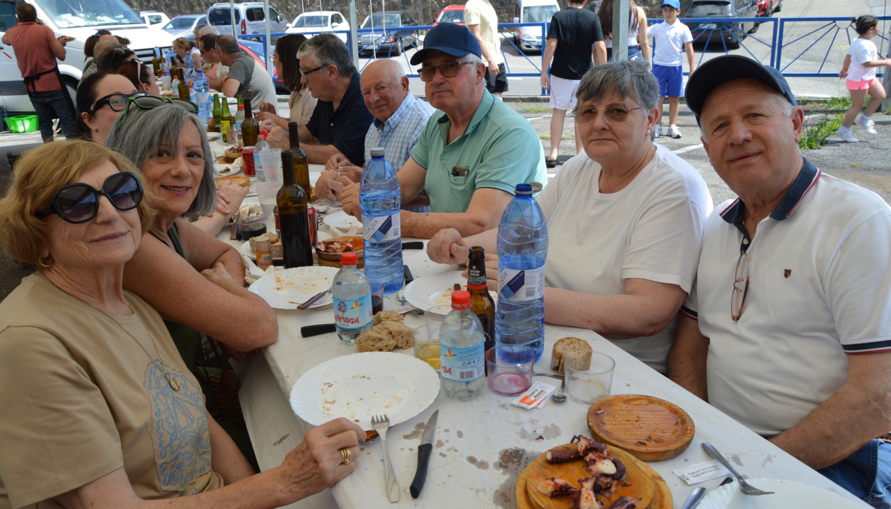 La comida a base de empanada, pulpo 'a fartar', churrasco mixto, postre y café, tuvo lugar debajo de una carpa para protegerse de los rayos de sol y las elevadas temperaturas
