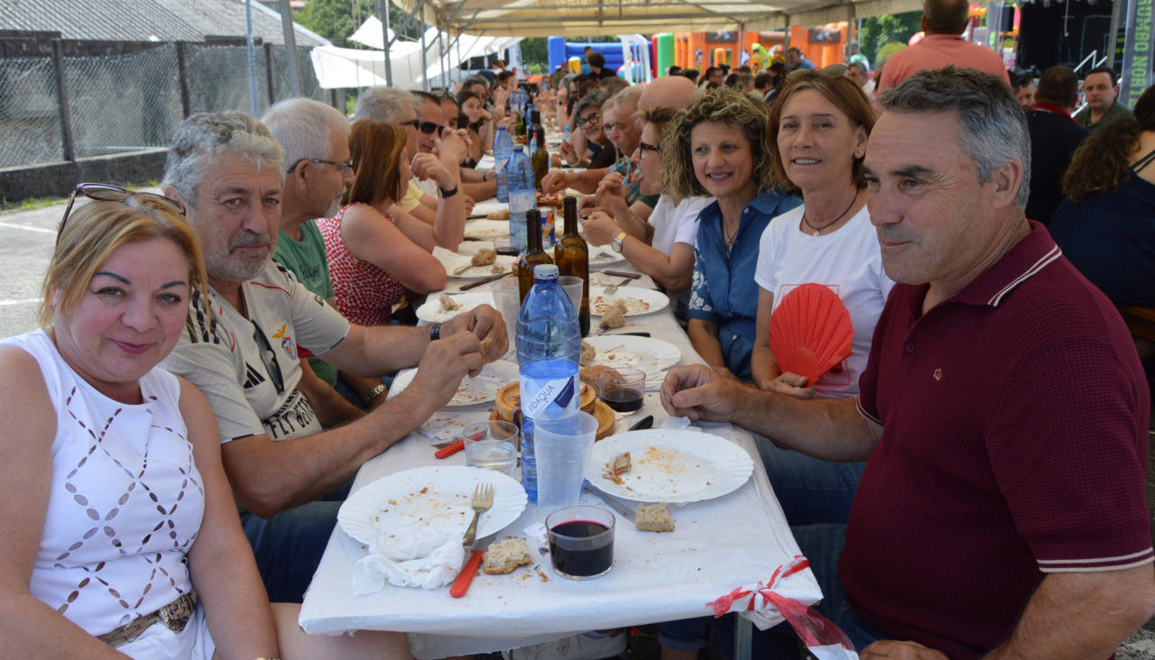 La comida a base de empanada, pulpo 'a fartar', churrasco mixto, postre y café, tuvo lugar debajo de una carpa para protegerse de los rayos de sol y las elevadas temperaturas