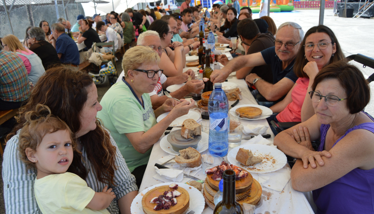 La comida a base de empanada, pulpo 'a fartar', churrasco mixto, postre y café, tuvo lugar debajo de una carpa para protegerse de los rayos de sol y las elevadas temperaturas