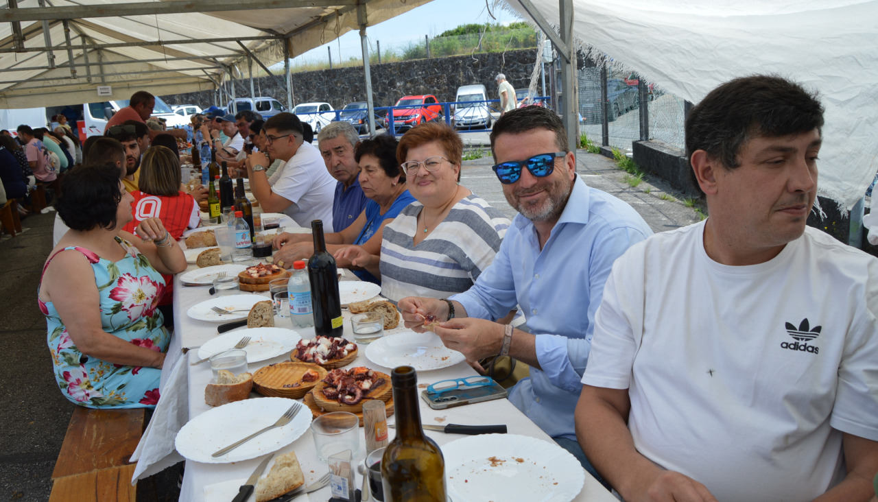 El alcalde boirense, José Ramón Romero, asistió a la comida popular organizada por la comisión de fiestas de Cespón