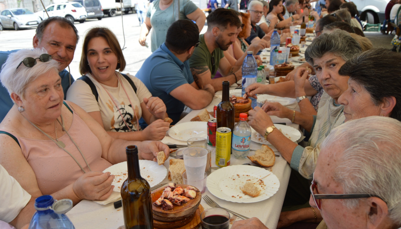 La comida a base de empanada, pulpo 'a fartar', churrasco mixto, postre y café, tuvo lugar debajo de una carpa para protegerse de los rayos de sol y las elevadas temperaturas