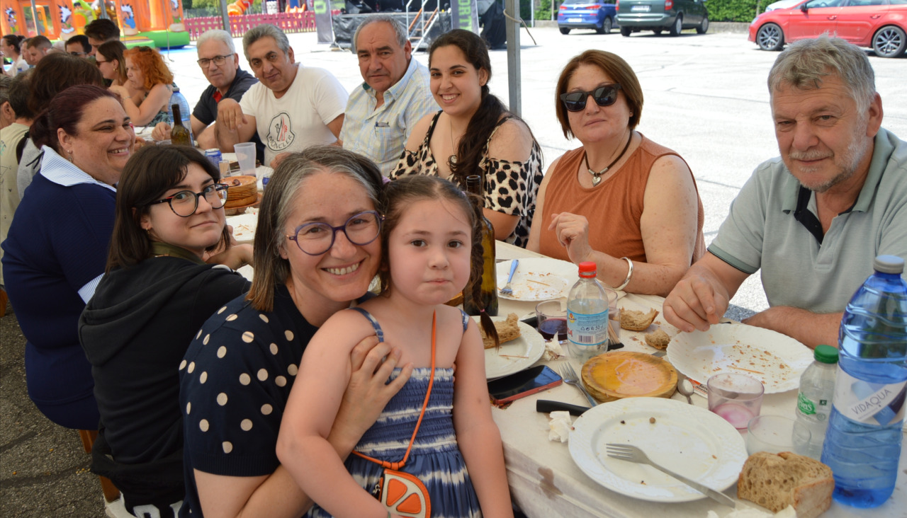 La comida a base de empanada, pulpo 'a fartar', churrasco mixto, postre y café, tuvo lugar debajo de una carpa para protegerse de los rayos de sol y las elevadas temperaturas